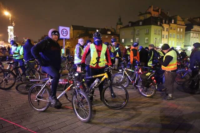 Warszawska Masa Krytyczna jeszcze pojeździ. Powód? Wciąż słabe warunki jazdy rowerem po mieście.