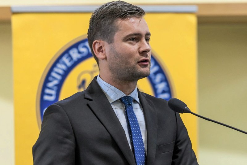 Poseł PiS Kamil Bortniczuk przeprasza za wypowiedź o płacach nauczycieli.