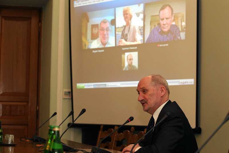 Antoni Macierewicz i jego eksperci.