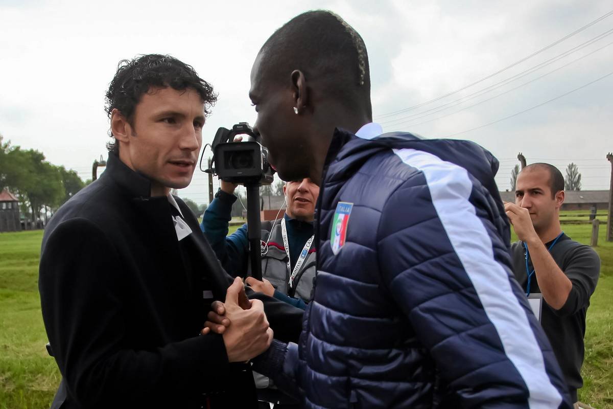 Holender Mark van Bommel i Włoch Mario Balotelli spotkali się na wycieczce do Auschwitz.