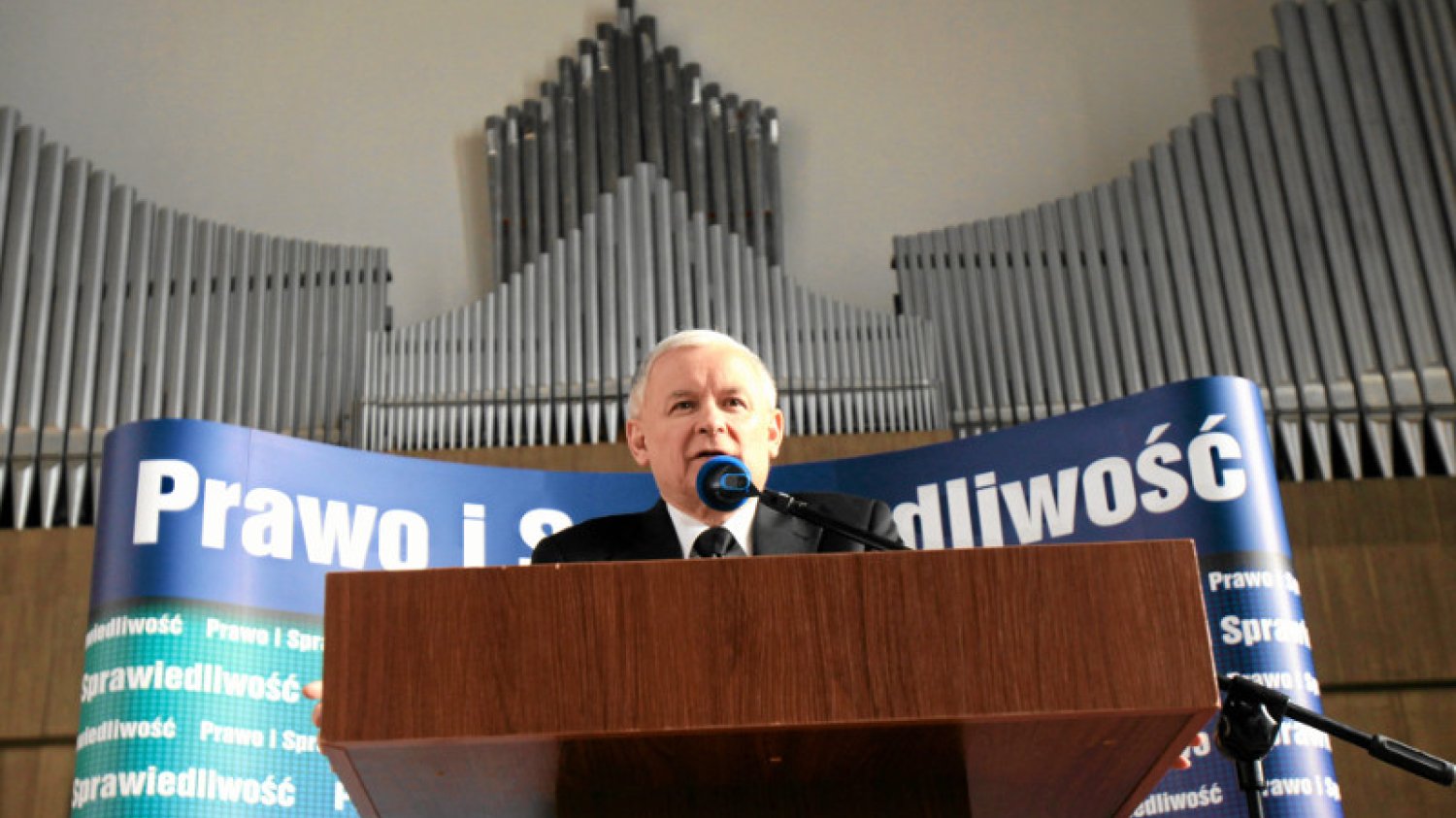 Na Dolnym Śląsku wybuchła kolejna afera z udziałem polityków PiS - tym razem śmieciowa. Na zdjęciu Jarosław Kaczyński podczas jednej z wizyt we Wrocławiu, w siedzibie Polskiego Radia Wrocław.