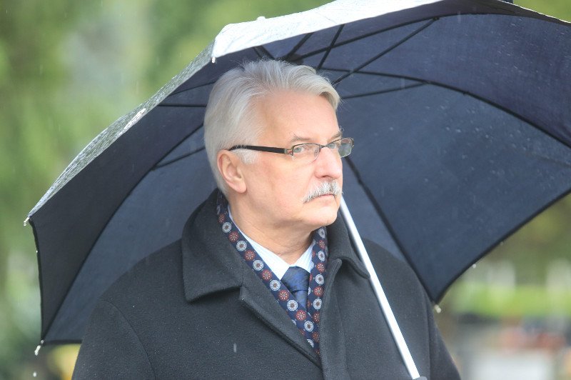 Minister Witold Waszczykowski cieszy się z tego, że TVP Info zamiast relacjonować wielotysięczny marsz opozycji, skupiła się na czatowaniu Jarosława Kaczyńskiego.