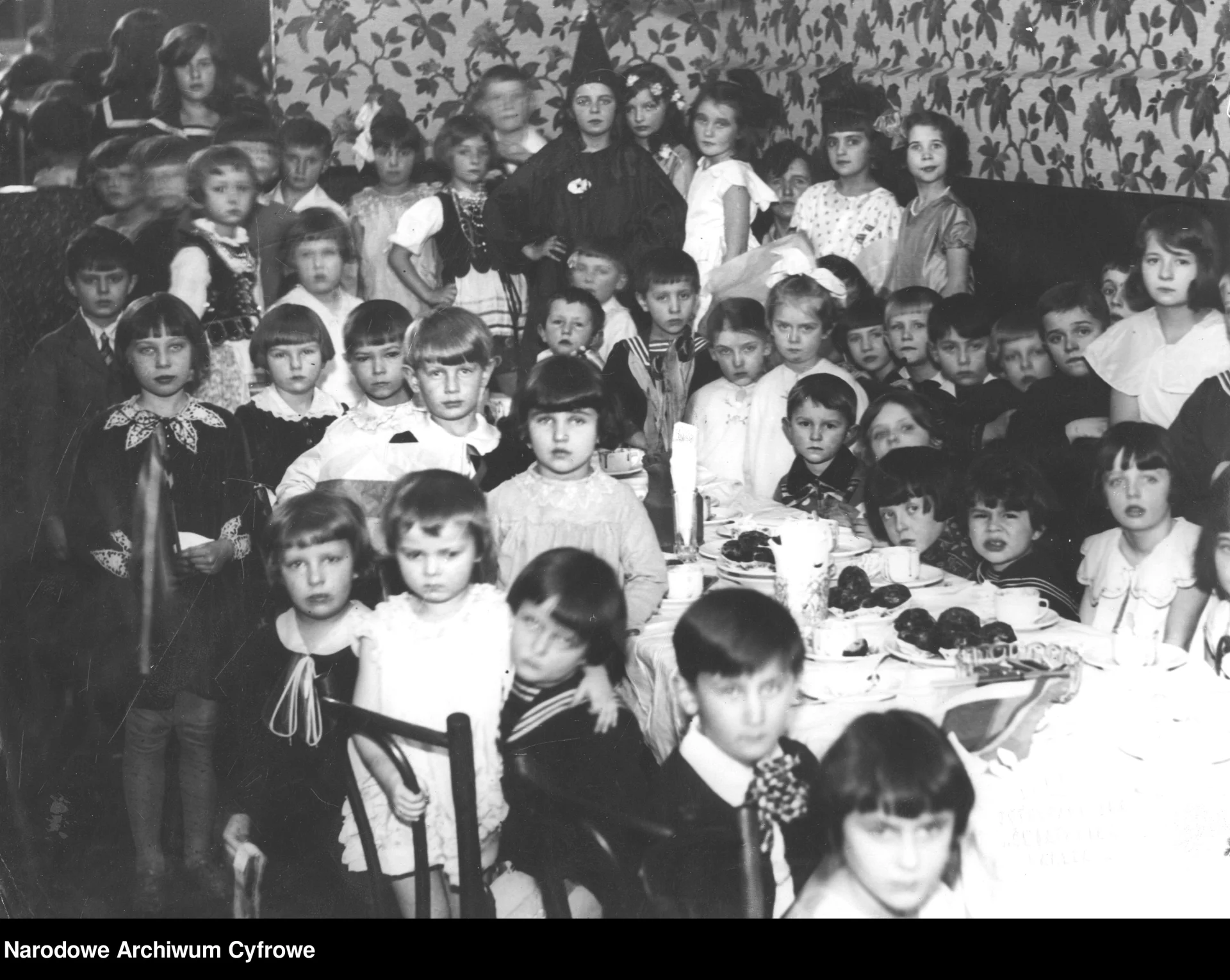 Dzieci podczas zabawy karnawałowej, 1931 rok.