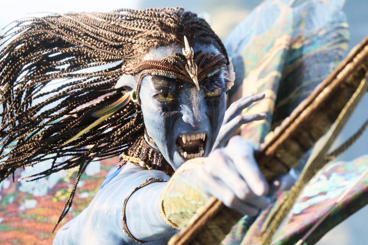 "Avatar: Ogień i popiół" w końcu na Disney+. Fani liczyli jednak na "lepszą" datę Zoe Saldana jako Neytiri w filmie "Avatar: Ogień i popiół"
