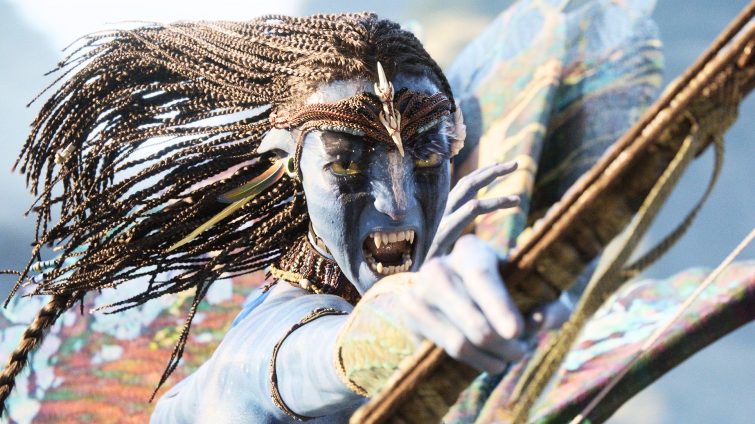 Zoe Saldana jako Neytiri w filmie "Avatar: Ogień i popiół"