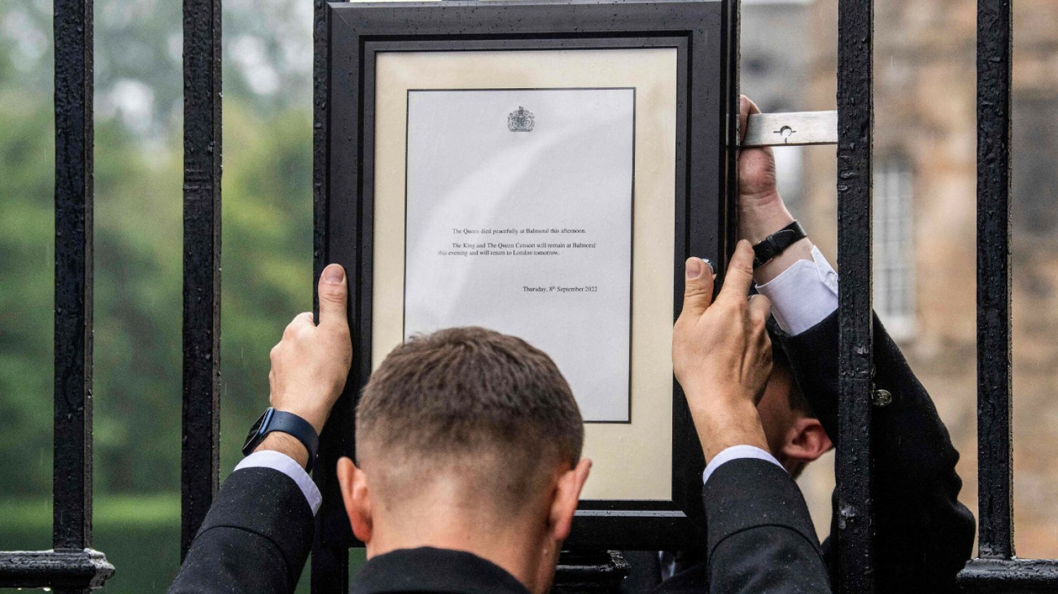 Na bramie Pałacu Holyroodhouse w Edynburgu, zawieszono obwieszczenie o śmierci królowej Wielkiej Brytanii Elżbiety II.