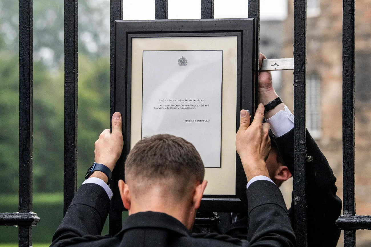 Na bramie Pałacu Holyroodhouse w Edynburgu, zawieszono obwieszczenie o śmierci królowej Wielkiej Brytanii Elżbiety II.