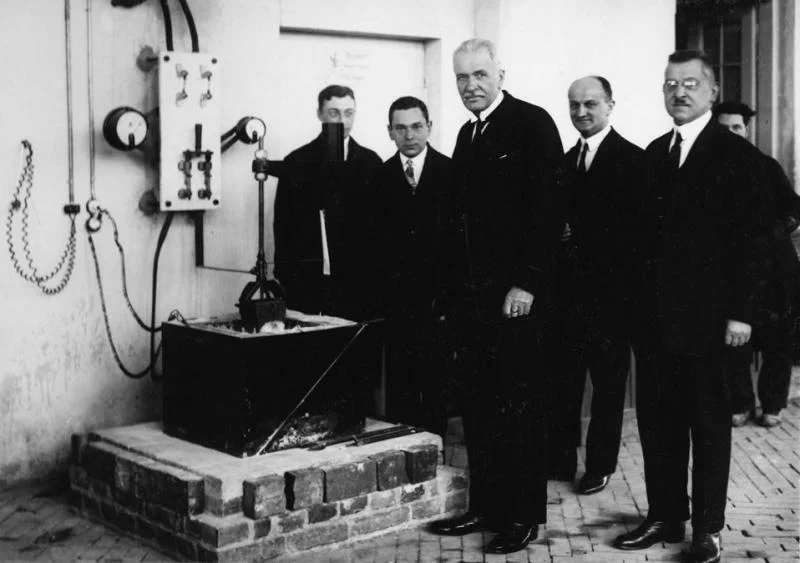 Uruchomienie przez prof. I. Mościckiego próbnej instalacji do otrzymywania glinu. Obok: dr L. Wasilewski, dr Z. Martynowicz.