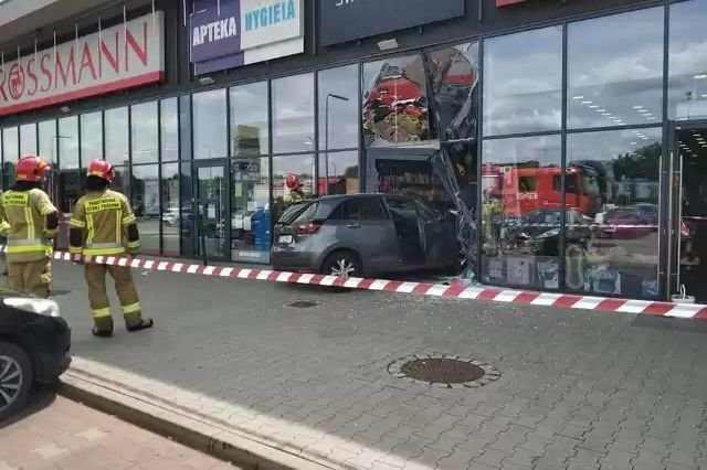 76-letni kierowca wjechał w witrynę sklepu w Radzionkowie na Śląsku.