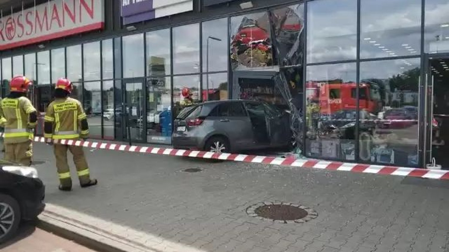 76-letni kierowca wjechał w witrynę sklepu w Radzionkowie na Śląsku.