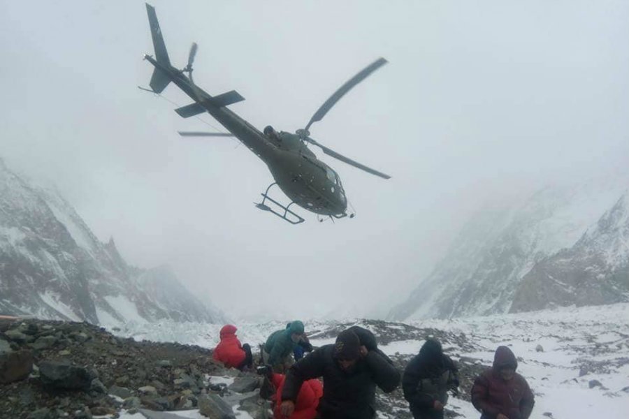 Helikoptery akcji ratunkowej Tomasza Mackiewicza w drodze na Nanga Parbat.