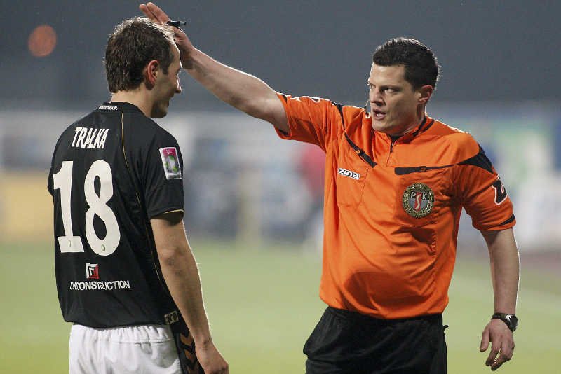 Arbiter Tomasz Musiał jest jednym z siedmiu zawodowych sędziów głównych, delegowanych przez PZPN do "gwizdania" w Ekstraklasie