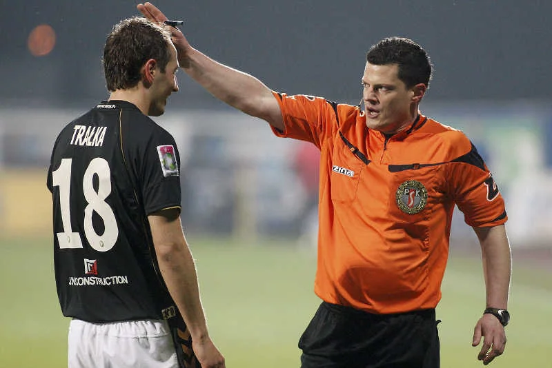 Arbiter Tomasz Musiał jest jednym z siedmiu zawodowych sędziów głównych, delegowanych przez PZPN do "gwizdania" w Ekstraklasie
