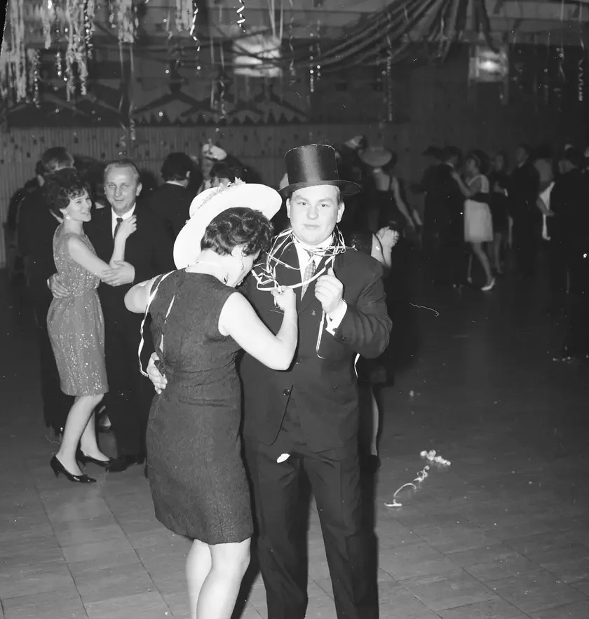 Bal sylwestrowy w Naczelnym Komitecie Zjednoczonego Stronnictwa Ludowego (1968) – przystrojony pan Bal sylwestrowy w Naczelnym Komitecie Zjednoczonego Stronnictwa Ludowego (1968) – przystrojony pan