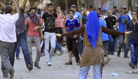 Kobieta rozdzielająca protesty Bractwa muzułmańskiego i jego przeciwników.