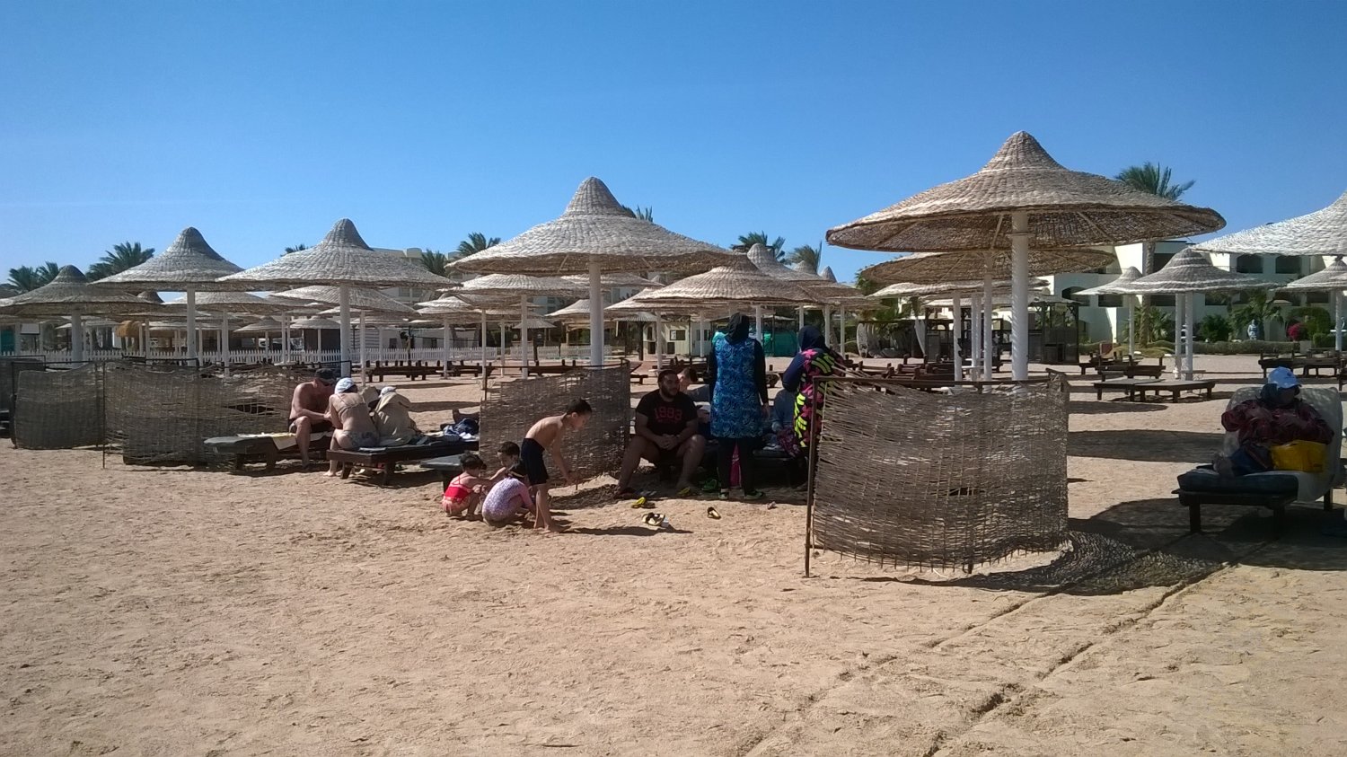 Egipska rodzina na plaży