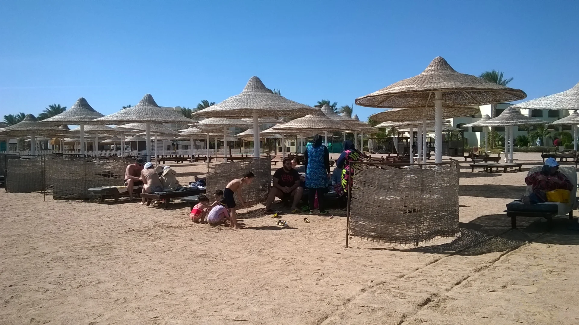 Egipska rodzina na plaży