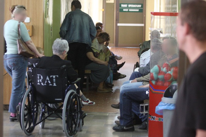 Po śmieci 39-latka po wielu godzinach oczekiwania na pomoc na SOR-ze szpitala w Sosnowcu i po historii zwijającej się z bólu kobiety w Dąbrowie Górniczej przybywa opowieści – jak wygląda los pacjenta na SOR-ze.