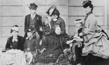 Królowa Wiktoria w otoczeniu dzieci i różnych przedstawicieli wielkiej rodziny (Wyspa Wight, 1870)