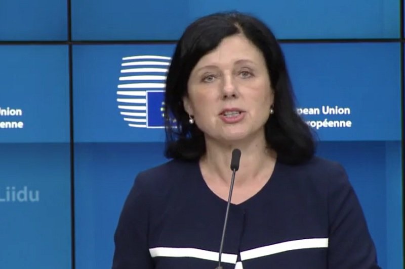 Věra Jourová po tytule portalu wPolityce.pl mogła wyjść na kryminalistkę.