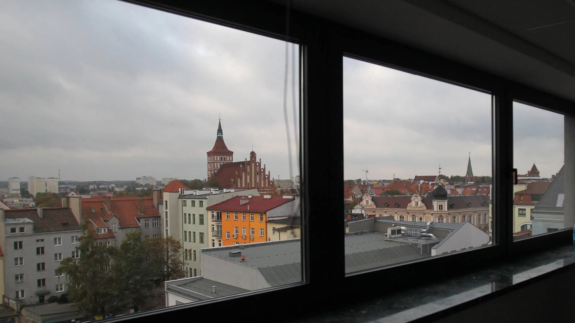 Prosty trik na niższe rachunki za ogrzewanie. Wystarczy zmienić ustawienie okien