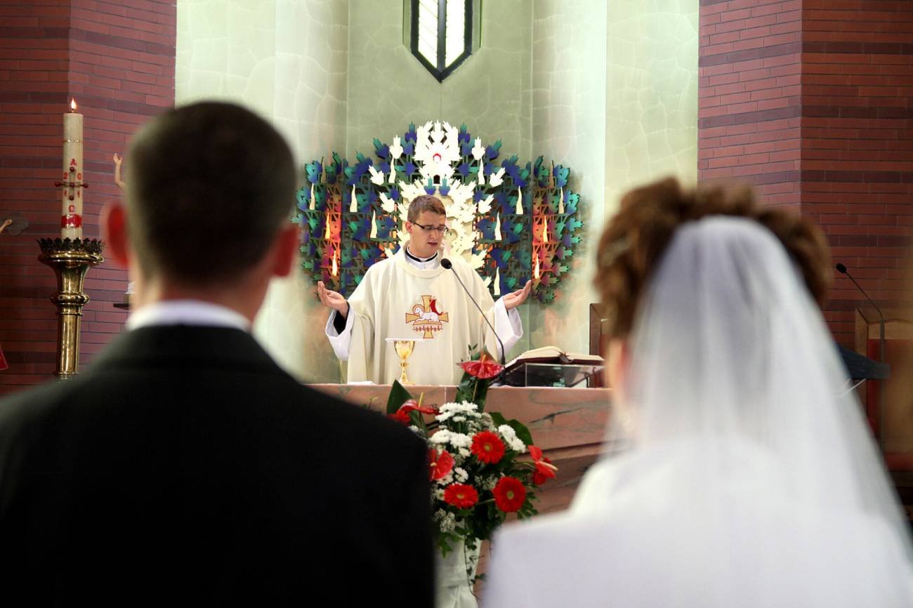 Ksiądz z TikToka wyjaśnił, kto nie może być świadkiem. Zasmucił internautkę Jakie warunki trzeba spełnić, by być świadkiem? Ksiądz z TikToka wyjaśnia
