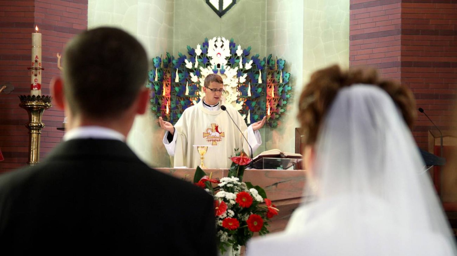 Ksiądz z TikToka wyjaśnił, kto nie może być świadkiem. Zasmucił internautkę Jakie warunki trzeba spełnić, by być świadkiem? Ksiądz z TikToka wyjaśnia
