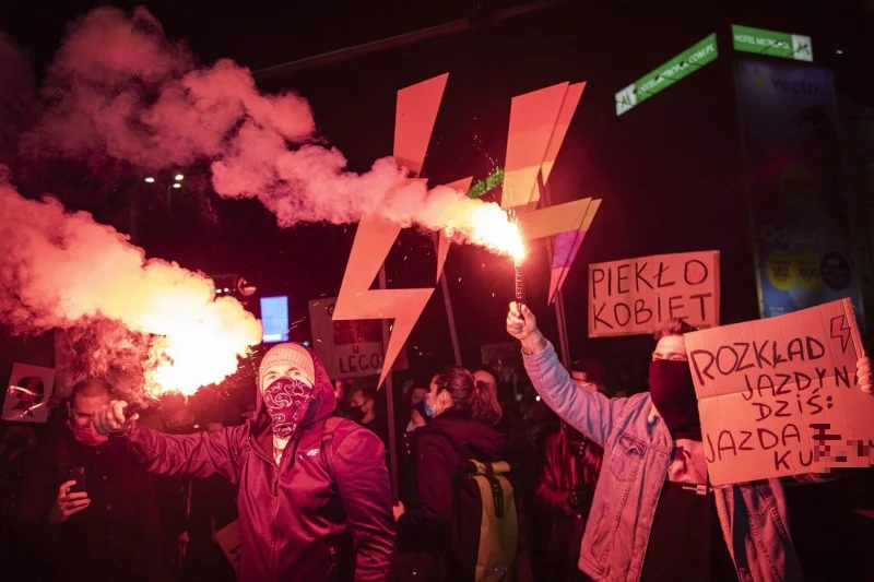 Uczestnicy Strajku Kobiet podczas wielotysięcznego protestu "Na Warszawę". Uczestnicy Strajku Kobiet podczas wielotysięcznego protestu "Na Warszawę".