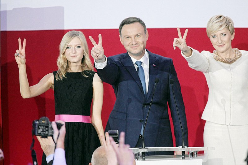 Kinga Duda ma słono płacić za politykę swojego ojca. Córka prezydenta Andrzeja Dudy ma zmagać się z hejtem i niechęcią rówieśników.