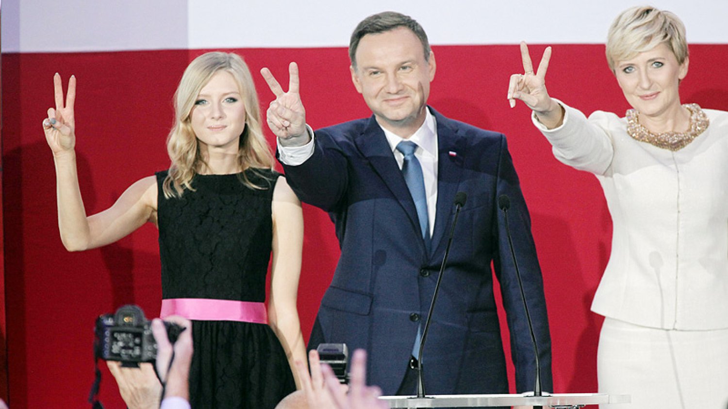 Kinga Duda ma słono płacić za politykę swojego ojca. Córka prezydenta Andrzeja Dudy ma zmagać się z hejtem i niechęcią rówieśników.