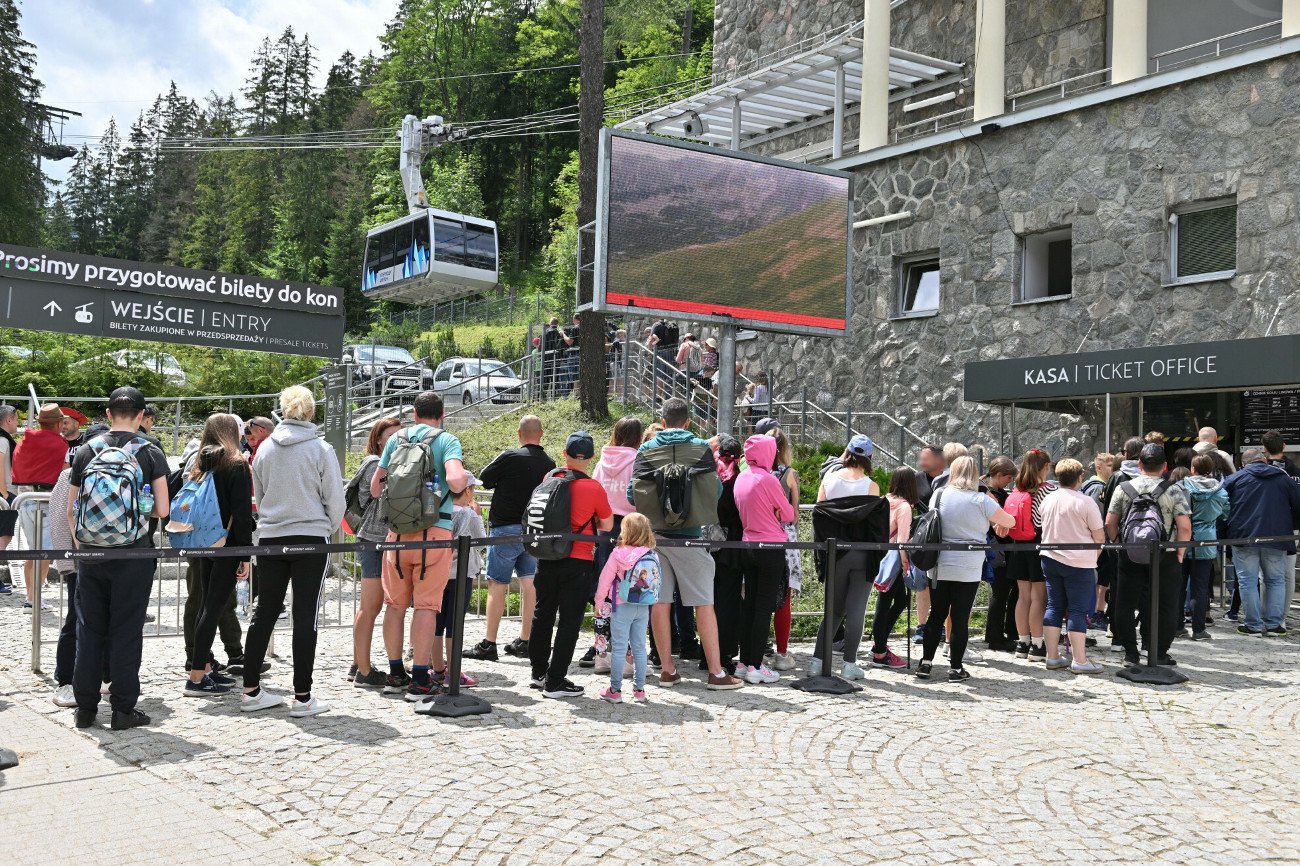 O zachowaniach niektórych Polaków w górach krążą legendy.  W tym roku turystów w Tatrach też nie brakuje.