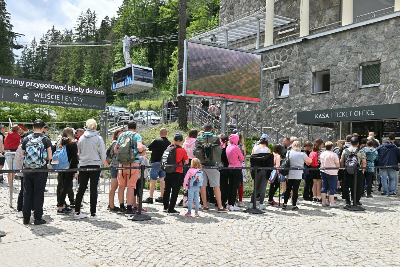 O zachowaniach niektórych Polaków w górach krążą legendy. W tym roku turystów w Tatrach też nie brakuje.