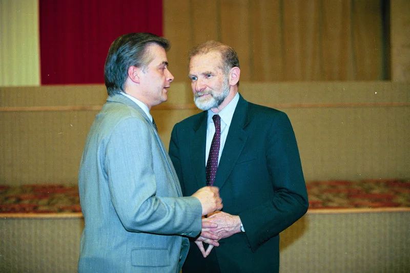 Premier Włodzimierz Cimoszewicz z Bronisławem Geremkiem 20 czerwca 1997 roku.
