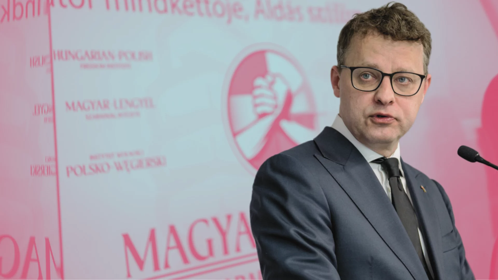 Романовский снова выходит в эфир. Но что он на самом деле делает "в венгерском убежище"?