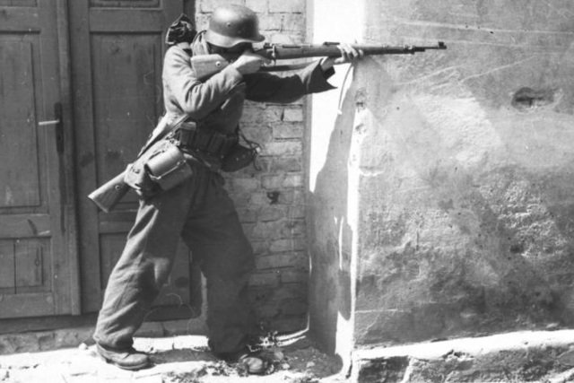 Niemiecki żołnierz podczas walki z warszawskimi powstańcami