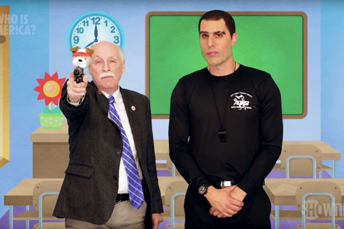 Sacha Baron Cohen, w przebraniu izraelskiego antyterrorysty, przekonał propagatora dostępu do broni do nakręcenia kuriozalnego spotu