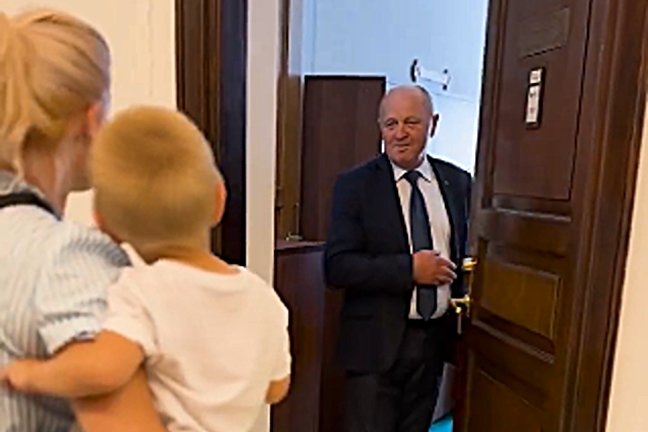 Marek Sawicki zamknął kobiecie drzwi przed nosem. Patrycja Adamska pytała go o związki partnerskie. Ustawa pozwoliłaby zabezpieczyć jej rodzinę przed skutkami zdarzeń losowych.