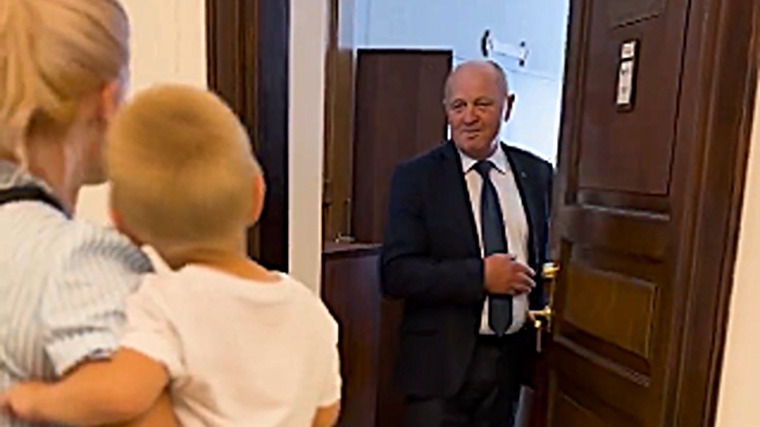Marek Sawicki zamknął kobiecie drzwi przed nosem. Patrycja Adamska pytała go o związki partnerskie. Ustawa pozwoliłaby zabezpieczyć jej rodzinę przed skutkami zdarzeń losowych. Marek Sawicki zamknął kobiecie drzwi przed nosem. Patrycja Adamska pytała go o związki partnerskie. Ustawa pozwoliłaby zabezpieczyć jej rodzinę przed skutkami zdarzeń losowych.