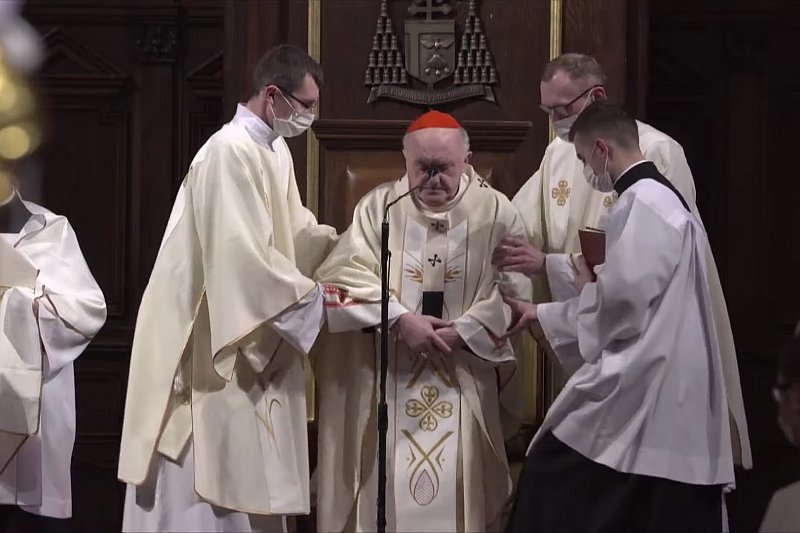 Kardynał Kazimierz Nycz zasłabł podczas Mszy Krzyżma Świętego w archikatedrze warszawskiej. Teraz poinformowano, w jakim jest stanie.