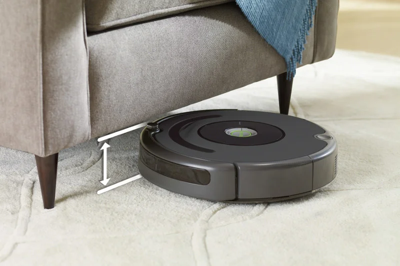 iRobot Roomba 676 bez problemu dostaje się pod fotel, aby odkurzyć zgromadzony tam kurz