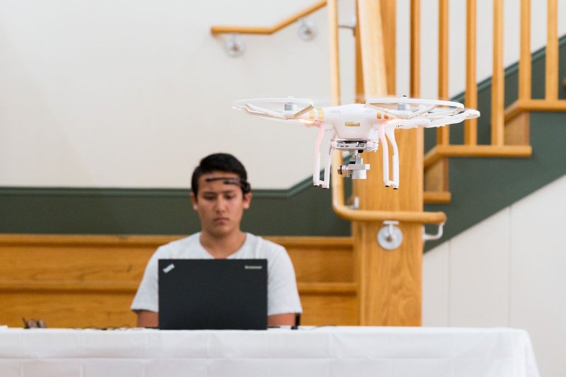 Drony, które wzięły udział w wyścigu na amerykańskiej uczelni, były sterowane myślami