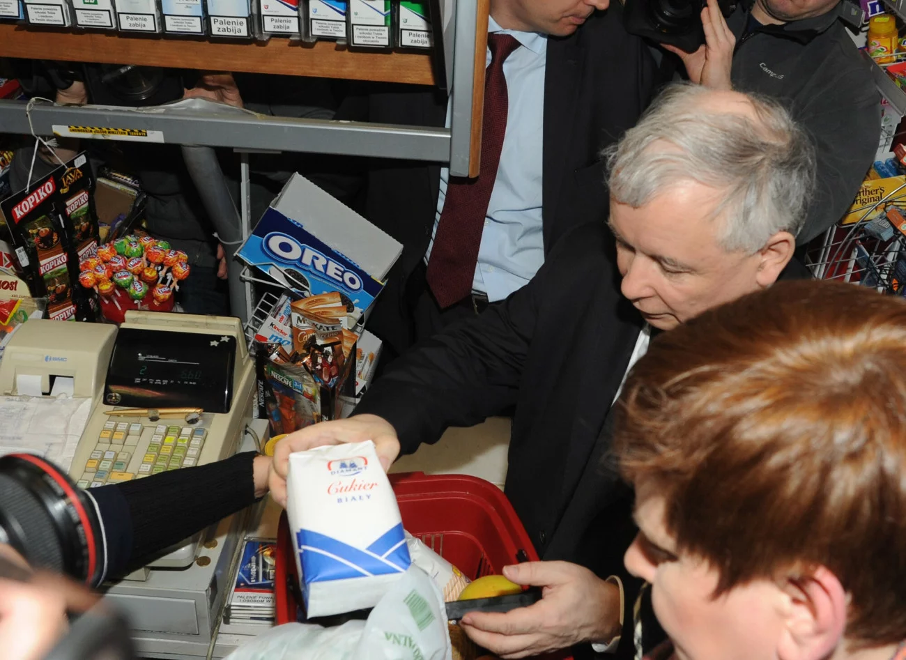 Jarosław Kaczyński w sklepie. Zdjęcie z 2011 r.