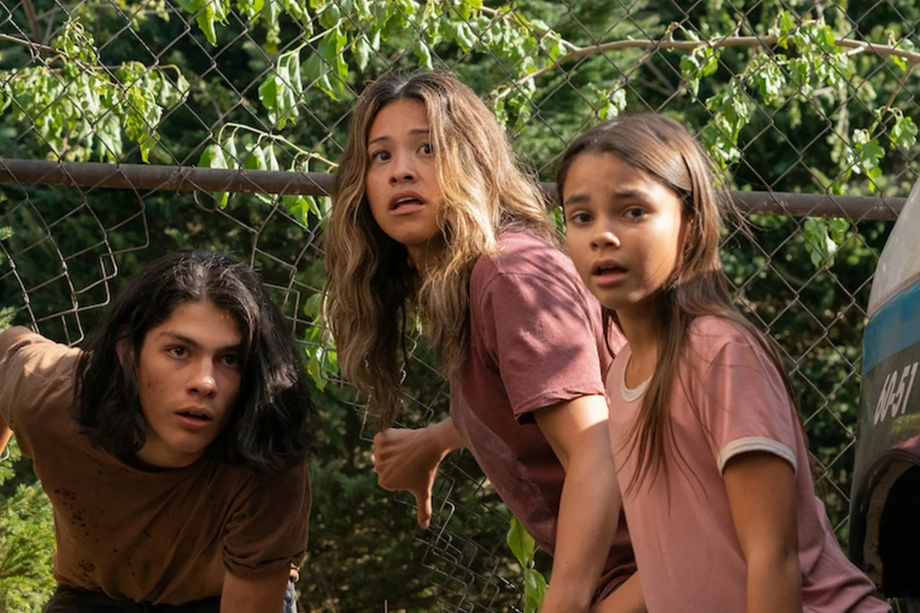 Gina Rodrigez, Ariana Greenblatt i Lucius Hoyos w filmie "Gdy sen nie nadchodzi.