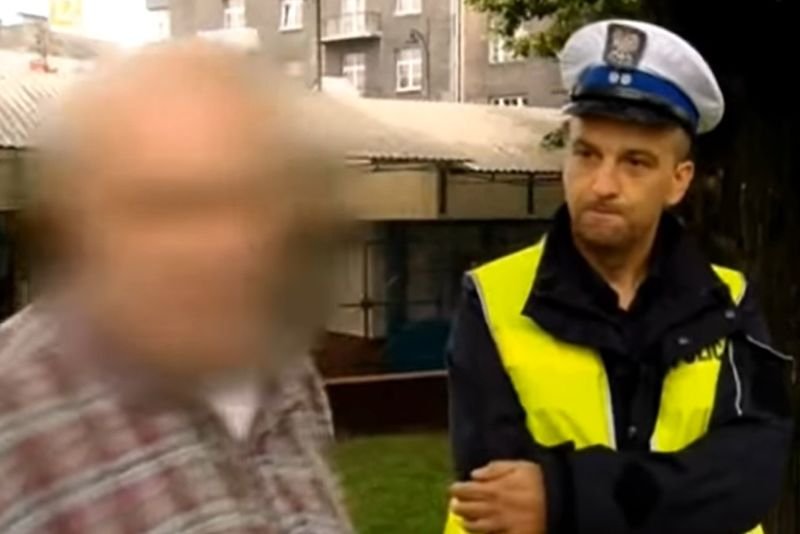 Starszy mężczyzna zatrzymany przez policję był wyjątkowo oporny.
