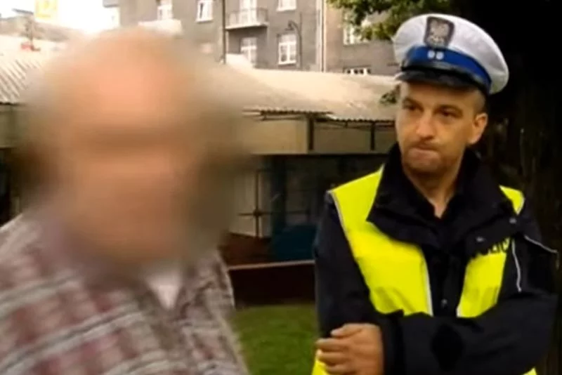 Starszy mężczyzna zatrzymany przez policję był wyjątkowo oporny.