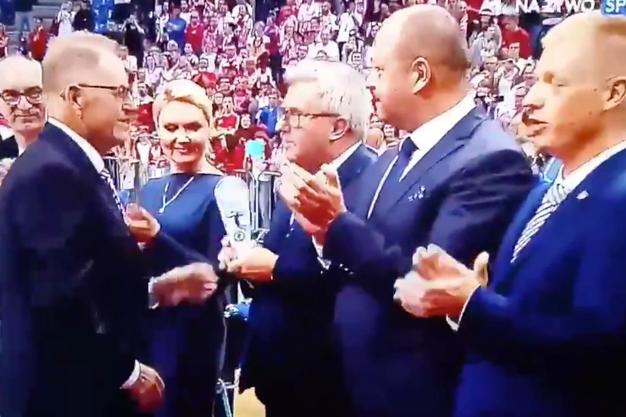 Ryszard Czarnecki został wygwizdany przez kibiców.