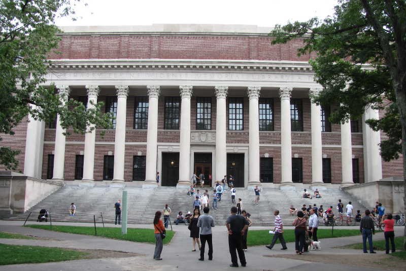 Rząd chce płacić za studia zagraniczne.