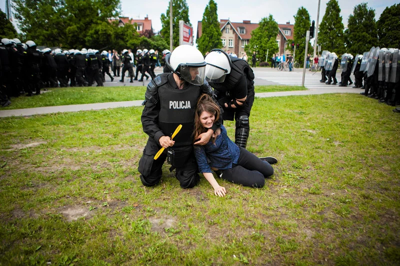 W Gdańsku funkcjonariusze nie cofnęli się np. przed zatrzymaniem uczestniczącej w starciach skrajnej prawicy z policją Marii Kołakowskiej, czyli córki radnej PiS Anny Kołakowskiej.