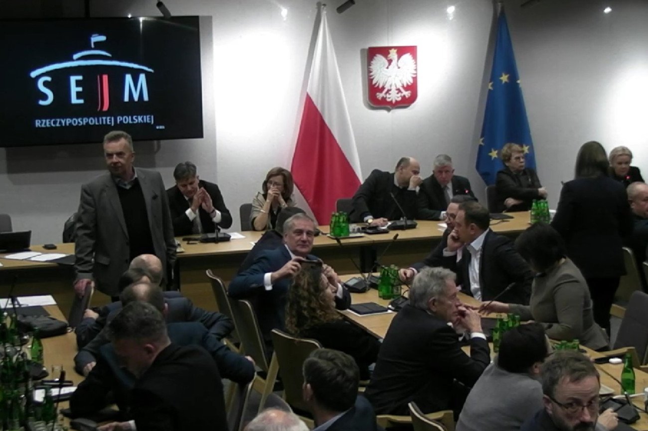 zmiana konstytucji RP Sejmowe komisje zdecydowały: posiedzenie ws. projektu zmian konstytucji zostały odroczone