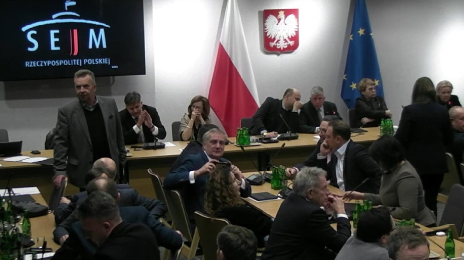 zmiana konstytucji RP Sejmowe komisje zdecydowały: posiedzenie ws. projektu zmian konstytucji zostały odroczone
